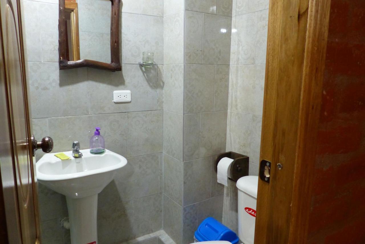 بانيوس Hostal La Casa Amarilla City المظهر الخارجي الصورة