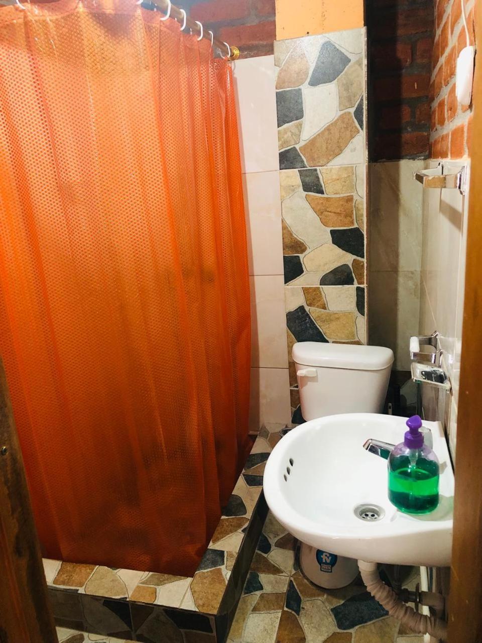 بانيوس Hostal La Casa Amarilla City المظهر الخارجي الصورة