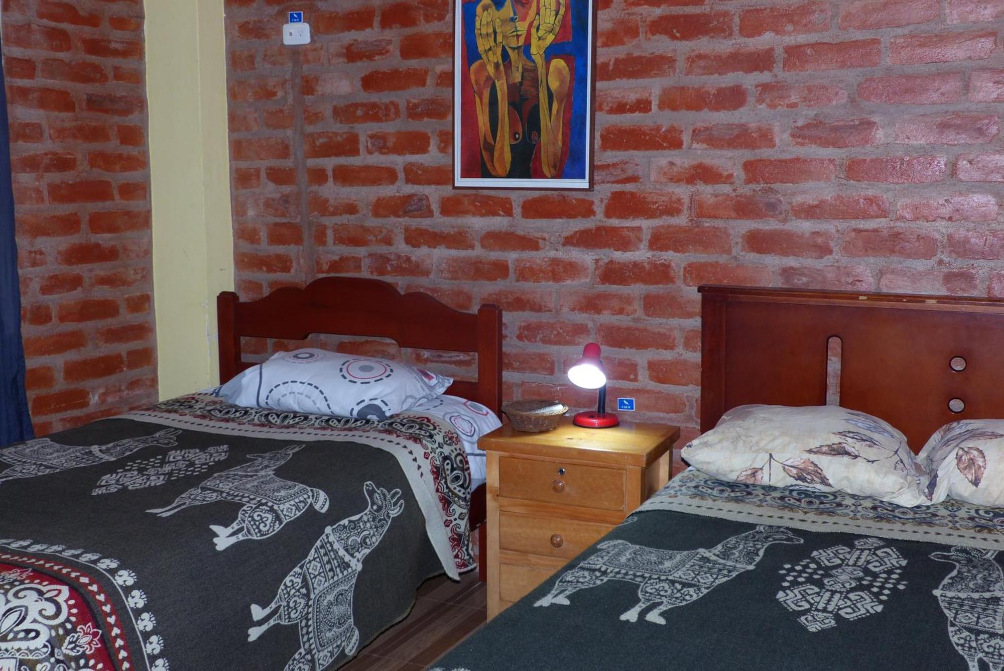 بانيوس Hostal La Casa Amarilla City المظهر الخارجي الصورة