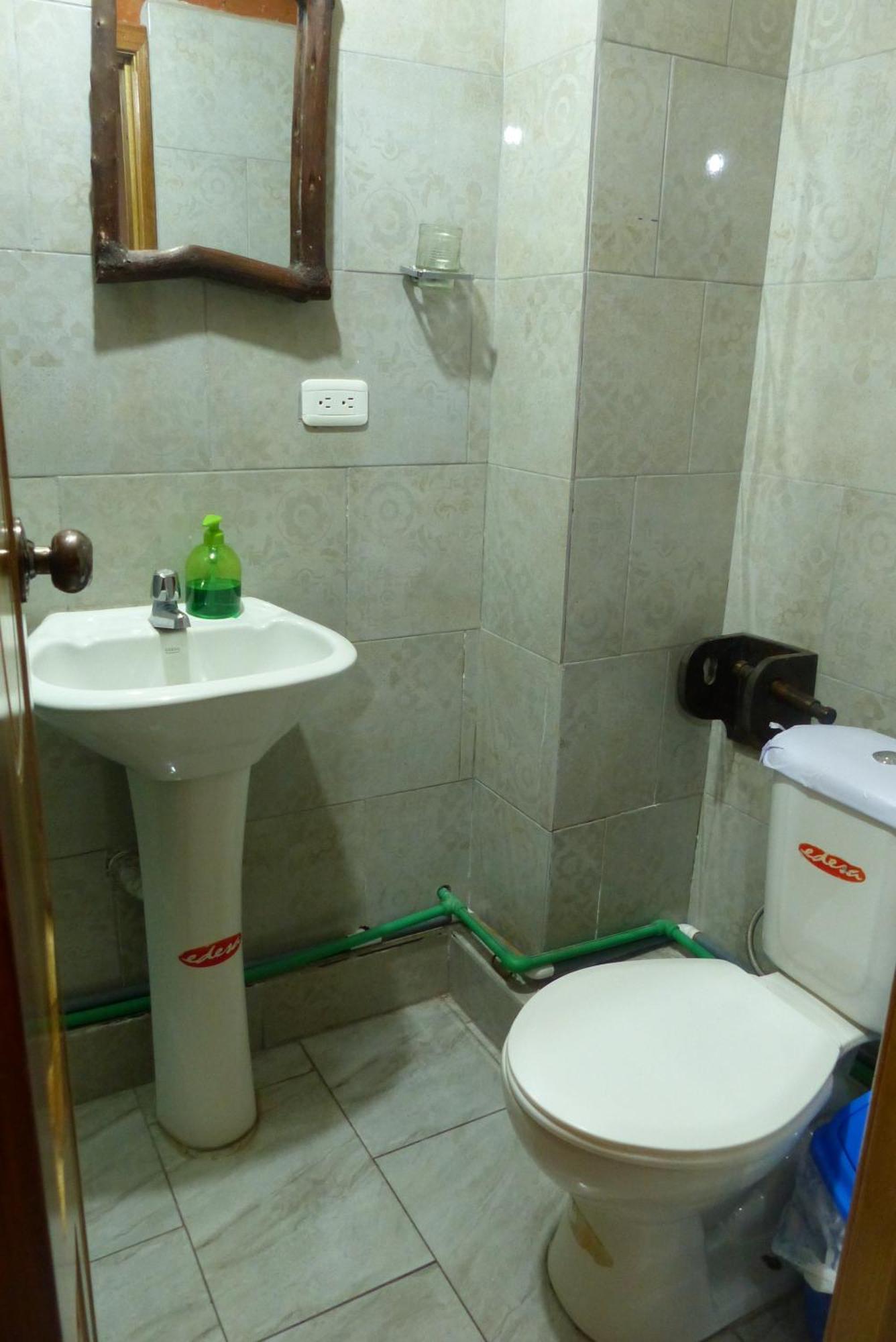 بانيوس Hostal La Casa Amarilla City المظهر الخارجي الصورة